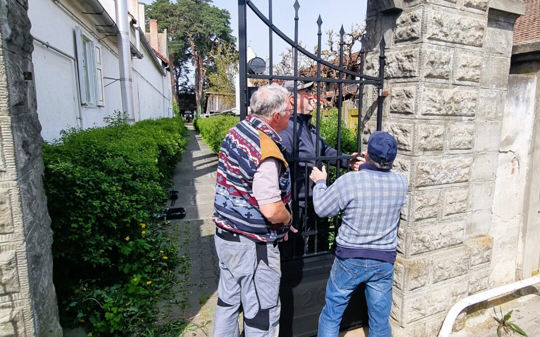 Restauration des Friedhoftores in Großau